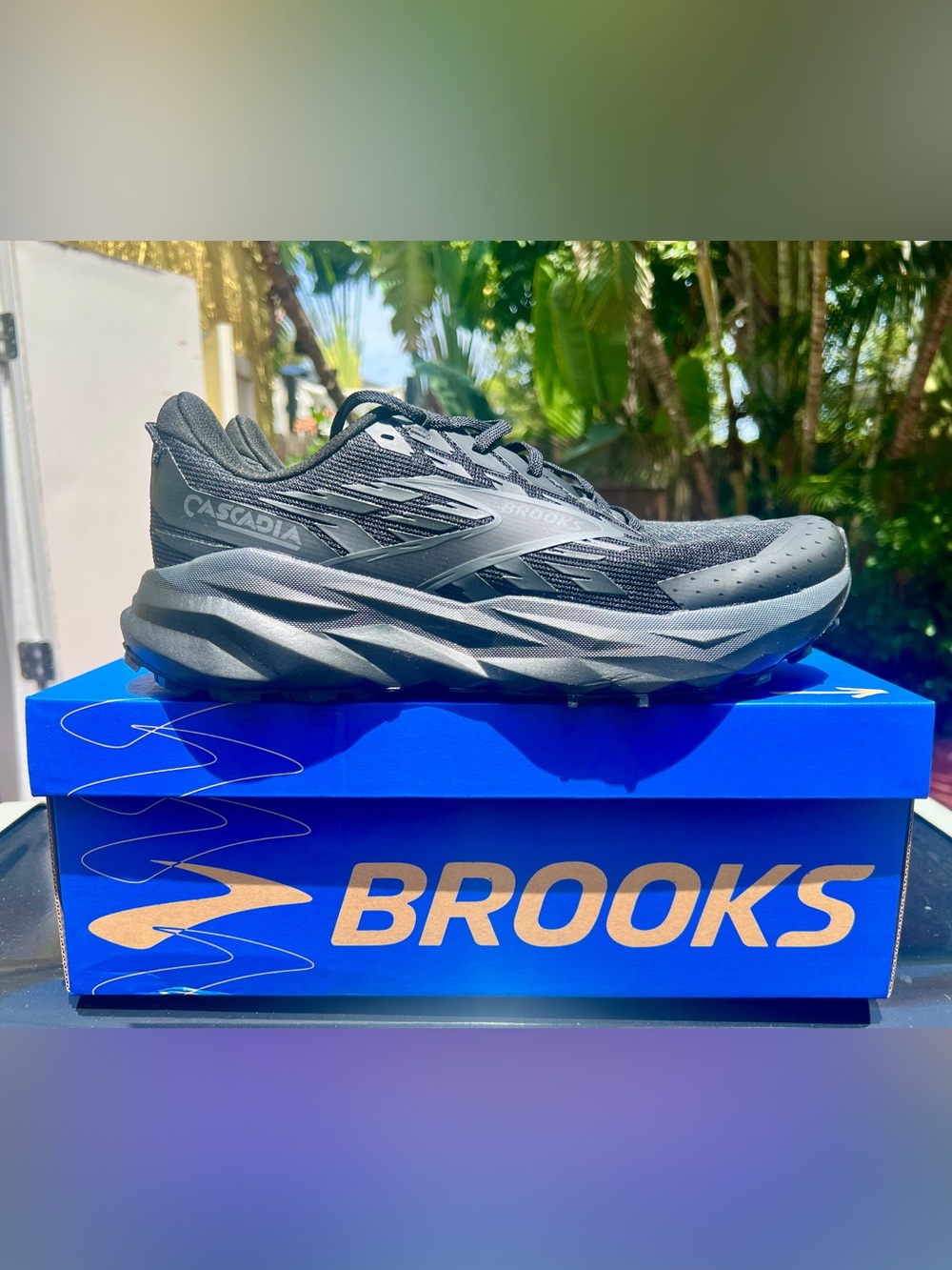 Brooks Men’s Black Athletic Trail Shoes. Never worn. - Picture 3 of 8
